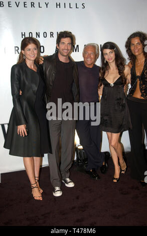 LOS ANGELES, Ca. September 09, 2003: Designer Giorgio Armani (Mitte) mit Nichte ROBERTA ARMANI (ganz rechts), Schauspielerin DEBRA MESSING (links), Schauspieler DYLAN McDERMOTT & Frau Shiva Rose auf der Fashion Show Event am Rodeo Drive, Beverly Hills, wo Designer Giorgio Armani mit der ersten Rodeo Drive geehrt wurde Sie von Style Award. Stockfoto