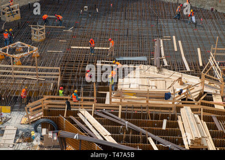 Mailand, Italien, 10. April 2019: Arbeitnehmer bei der Arbeit für den Bau der Stahlbeton Basis im neuen Geschäftsviertel in der Insel Bezirk Stockfoto