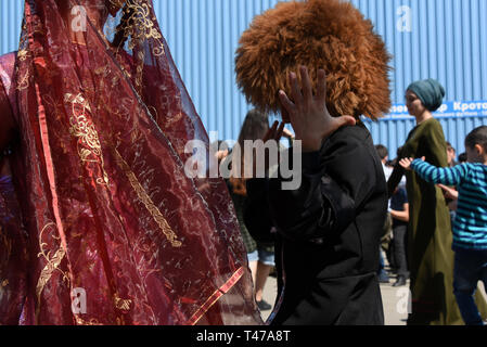 Turkvölker tanzen auf der Nowruz Feier in Astrachan, Russland. Stockfoto