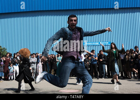 Turkvölker tanzen auf der Nowruz Feier in Astrachan, Russland. Stockfoto