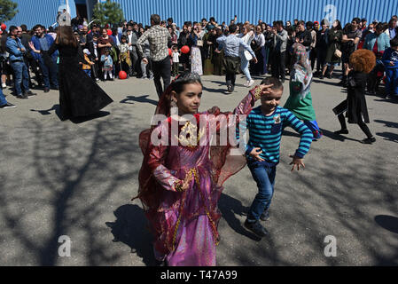 Turkvölker tanzen auf der Nowruz Feier in Astrachan, Russland. Stockfoto