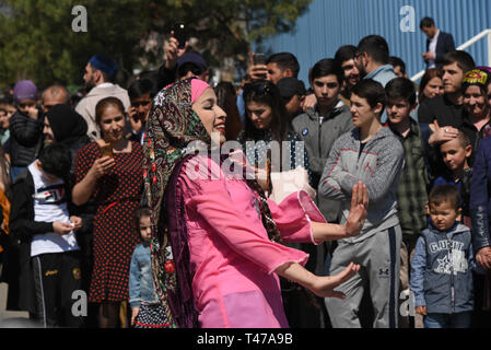 Turkvölker tanzen auf der Nowruz Feier in Astrachan, Russland. Stockfoto