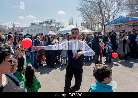 Turkvölker tanzen auf der Nowruz Feier in Astrachan, Russland. Stockfoto