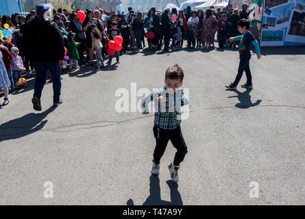 Turkvölker tanzen auf der Nowruz Feier in Astrachan, Russland. Stockfoto