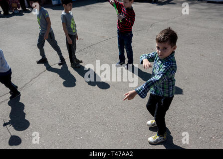 Turkvölker tanzen auf der Nowruz Feier in Astrachan, Russland. Stockfoto