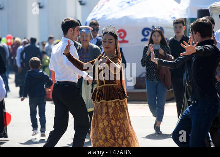 Turkvölker tanzen auf der Nowruz Feier in Astrachan, Russland. Stockfoto