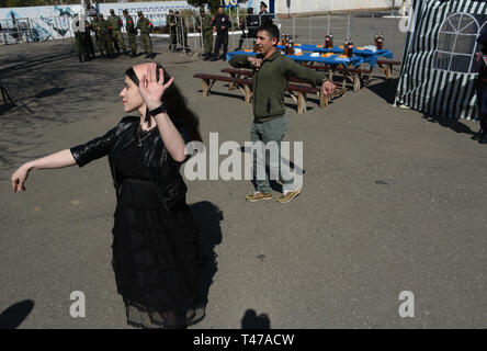 Turkvölker tanzen auf der Nowruz Feier in Astrachan, Russland. Stockfoto