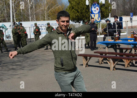 Turkvölker tanzen auf der Nowruz Feier in Astrachan, Russland. Stockfoto