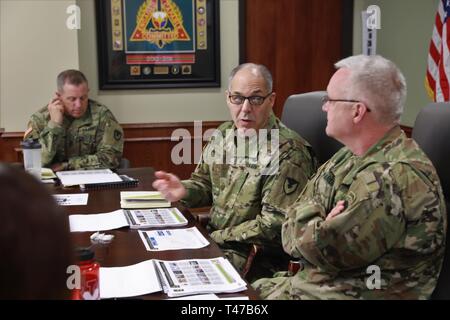 Army Material Command commander Gen. Gus Perna bietet eine Anleitung zum Generalmajor Paul Pardew, Kommandierender General der Armee Vertragsparteien Befehl, während der ACC Vierteljährliche Aktualisierung März 11. Im Hintergrund ist AMC Command Sgt. Maj. Rodger Mansker. Stockfoto