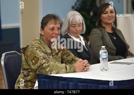 Kol. Katrina Stephens, 78th Air Base Wing stellvertretender Kommandeur, Gesprächen im Rahmen der Monat Geschichte der Frauen an Robins Air Force Base, 11. März 2019. Das Panel und ein Frauen Geschichte Monat Verkündigung Unterzeichnung wurden bewirtet durch die Robins Diversity Council. Team Robins Mitglieder gebeten, die Teilnehmer fragen, angefangen von der Beschäftigung der Frauen Chancen und die Gleichstellung von Männern und Frauen im Kampf und Belästigung betrifft. Stockfoto