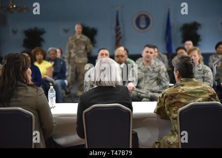 Die Robins Air Force Base Diversity Council veranstaltet seine jährliche Women's History Month Verkündigung Unterzeichnung und eine begleitende Frauen Panel an Robins Air Force Base, Georgien, 11. März 2019. Oberst Lyle zeichnete, Rotkehlchen Installation Commander, unterzeichneten die Verkündigung und eröffnete das Panel auf die Fragen der Anwesenden. Das Panel bestand aus: Col. Katrina Stephens, 78th Air Base Wing stellvertretender Kommandeur; Ellen Griffith, Warner Robins Air Logistics komplexe Vice Director; Mary Moore, 78. ABW führen Prozess Analyst; Carrie Holderfield, geotechnische und Environmental Consultants Inc. Senior Project Mann Stockfoto