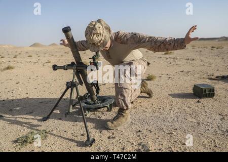 (14. März 2019) US Marine Cpl. Aaron Grün, ein Mörser Marine mit der 22 Marine Expeditionary Unit, schaut durch den Anblick eines 60 mm Mörser während des Trainings. Die Wasp-Class amphibisches Schiff USS Kearsarge (LHD3) ist das Flaggschiff der Kearsarge Amphibious Ready Gruppe und mit dem Angriff 22 MEU, ist in die USA 5 Flotte Bereich der Maßnahmen zur Unterstützung der Marine im Einsatz für die Stabilität und Sicherheit in der Region zu gewährleisten und verbindet das Mittelmeer und den Pazifischen Raum durch den westlichen Indischen Ozean und drei strategischen Punkten ersticken. Stockfoto