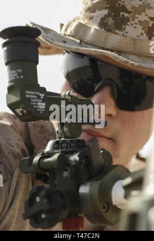 (14. März 2019) US Marine Lance Cpl. Trey Bowie, einem Mörser Marine mit der 22 Marine Expeditionary Unit, schaut durch den Anblick eines 60 mm Mörser während des Trainings. Die Wasp-Class amphibisches Schiff USS Kearsarge (LHD3) ist das Flaggschiff der Kearsarge Amphibious Ready Gruppe und mit dem Angriff 22 MEU, ist in die USA 5 Flotte Bereich der Maßnahmen zur Unterstützung der Marine im Einsatz für die Stabilität und Sicherheit in der Region zu gewährleisten und verbindet das Mittelmeer und den Pazifischen Raum durch den westlichen Indischen Ozean und drei strategischen Punkten ersticken. Stockfoto