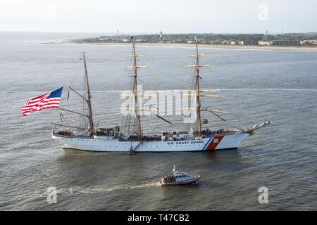 Coast Guard Cutter Eagle Transite auf der Savannah River in Richtung Savannah, Georgia, 15.03.2019, neben der Coast Guard Station Tybee Insel Antwort Boot. Der Adler kam in der Savanne für St. Patrick's Day Wochenende mit über 100 Gästen an Bord. Stockfoto