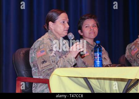 FORT Benning, Ga-Command Sgt. Maj. Rebecca Booker, die Martin Armee Krankenhaus command Sergeant Major Gespräche mit dem Publikum während einer Podiumsdiskussion. Die 199Th Infantry Brigade und dem Manöver "Center of Excellence" veranstaltet eine Podiumsdiskussion über die veränderte Rolle von Frauen im Militär am 15. März in Marshall Auditorium am MCoE Hauptquartier. Stockfoto