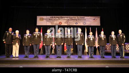 Fort Carson, Colo, Medaillengewinner mit Brig. Gen. Douglas McBride, Quartermaster General, amerikanischen kulinarischen Vereinigung führen Richter Roland Schaeffer, und Quartiermeister Regimental Command Sgt. Maj. Eric Vidal im Rahmen der Preisverleihung am 15. März als Teil der Gemeinsamen kulinarischen Training Übung (JCTE) am Fort Lee, Va. Die 44. jährliche JCTE offiziell zum 9. März an MacLaughlin Fitnesscenter begonnen und wird noch bis März 14. Die Übung, die von der Gemeinsamen kulinarischen Kompetenzzentrum verabreicht, der größte amerikanische kulinarischen Vereinigung - sanktionierte Wettbewerb in Nordamerika. Die Übung zeigten die Stockfoto