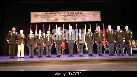 U.S. Army Culinary Arts Team wurde von Brig anerkannt. Gen. Douglas McBride, Quartermaster General, amerikanischen kulinarischen Vereinigung führen Richter Roland Schaeffer, und Quartiermeister Regimental Command Sgt. Maj. Eric Vidal im Rahmen der Preisverleihung am 15. März als Teil der Gemeinsamen kulinarischen Training Übung (JCTE) am Fort Lee, Va. Die USACAT ist der militärische nationalen kulinarischen Team und bietet Mitgliedern die Möglichkeit, sich international zu konkurrieren, während das Schärfen und erweitern Ihre Fähigkeiten. Staff Sgt. Samantha Poe, Pentagon; Sgt. Bruce Serafica und SPC. Kaitlyn Tran, Fort Carson, Colo; Staff Sgt. Andrew Stockfoto