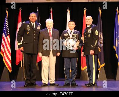 Sgt. Bruce Serafica, Fort Carson, Colo, war die Best in Show von Brig anerkannt. Gen. Douglas McBride, Quartermaster General, amerikanischen kulinarischen Vereinigung führen Richter Roland Schaeffer, und Quartiermeister Regimental Command Sgt. Maj. Eric Vidal im Rahmen der Preisverleihung am 15. März als Teil der Gemeinsamen kulinarischen Training Übung (JCTE) am Fort Lee, Virginia. Serafica stand heraus auf die Richter durch seine Verarbeitung, Haltung, Leidenschaft, vorbildliche Zukunft Führung und als Inbegriff für kulinarische Exzellenz. Die 44. jährliche JCTE offiziell gestartet 9. März an MacLaughlin Fitnesscenter und dauerte bis zum 14. März. T Stockfoto