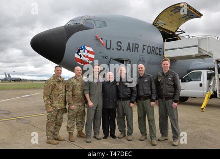 Die 100. Der Luftbetankung Flügel und 352 Special Operations Wing hosted Tony Foulds, wenn er besuchte RAF Mildenhall, England, 15. März 2019. Foulds hat die letzten 65 Jahre kümmert sich um eine Gedenkstätte, die die Amerikanische B-17 Flying Fortress", Mi Amigo", dass in Endcliffe Park, Sheffield, England, 24.02.22, stürzte 1944 erinnert sich verbracht hat. Ein Flypast organisiert wurde zu Ehren des 75-jährigen Bestehens des Absturzes. Stockfoto
