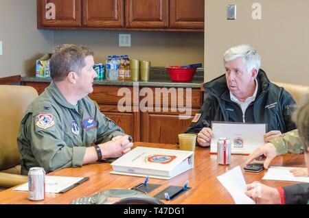 Missouri Gouverneur Mike Parson, rechts, wird unterrichtet von Oberst John GLUCKERN, stellvertretender Kommandeur der 139. Airlift Wing, Missouri Air National Guard, bei einem Briefing mit lokalen und staatlichen Behörden über Überschwemmungen im Nordwesten von Missouri, Rosecrans Air National Guard Base, in St. Joseph, Mo, 15. März 2019. Die Agenturen waren anwesend der Missouri State Emergency Management Agency, Missouri Abteilung der öffentlichen Sicherheit, der Missouri State Highway Patrol, Missouri Verkehrsministerium und die Missouri Air National Guard. Northwest Missouri erlebt seit Überschwemmung um Teile des Missouri Stockfoto