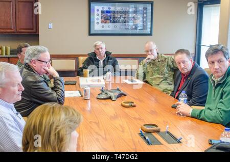 Missouri Gouverneur Mike Parson, Mitte, wird unterrichtet, die die lokalen und staatlichen Behörden über Überschwemmungen im Nordwesten von Missouri, Rosecrans Air National Guard Base, in St. Joseph, Mo, 15. März 2019. Die Agenturen waren anwesend der Missouri State Emergency Management Agency, Missouri Abteilung der öffentlichen Sicherheit, der Missouri State Highway Patrol, Missouri Verkehrsministerium und die Missouri Air National Guard. Northwest Missouri erlebt seit Überschwemmung um Teile des Missouri River durch schnelle Schneeschmelze und starken Regenfällen. Die 139 Airlift Wing, Missouri Air National Guard verwaltet Stockfoto