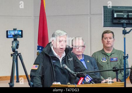 Missouri Gouverneur Mike Parson aktuelles Missourians auf die Antwort des Staates zu Überschwemmungen während einer Pressekonferenz auf Rosecrans Air National Guard Base, in St. Joseph, Mo, 15. März 2019. Northwest Missouri erlebt seit Überschwemmung um Teile des Missouri River durch schnelle Schneeschmelze und starken Regenfällen. Die 139 Airlift Wing, Missouri Air National Guard unterhält Notfallpläne in einer Vielzahl von Notfällen, einschließlich Überschwemmungen zu bedienen, der Gemeinschaft zu schützen, seine Flieger und Missionen. Stockfoto