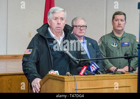 Missouri Gouverneur Mike Parson aktuelles Missourians auf die Antwort des Staates zu Überschwemmungen während einer Pressekonferenz auf Rosecrans Air National Guard Base, in St. Joseph, Mo, 15. März 2019. Northwest Missouri erlebt seit Überschwemmung um Teile des Missouri River durch schnelle Schneeschmelze und starken Regenfällen. Die 139 Airlift Wing, Missouri Air National Guard unterhält Notfallpläne in einer Vielzahl von Notfällen, einschließlich Überschwemmungen zu bedienen, der Gemeinschaft zu schützen, seine Flieger und Missionen. Stockfoto
