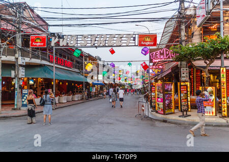 Siem Reap, Kambodscha - 14. Januar 2018: Bars und Restaurants auf der Pub Street. Dies ist eine beliebte Einkaufsstraße für Touristen. Stockfoto