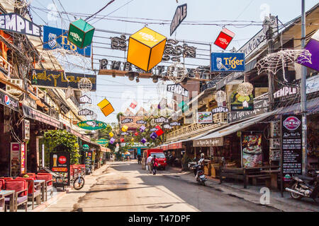 Siem Reap, Kambodscha - 14. Januar 2018: Bars und Restaurants auf der Pub Street. Dies ist eine beliebte Einkaufsstraße für Touristen. Stockfoto