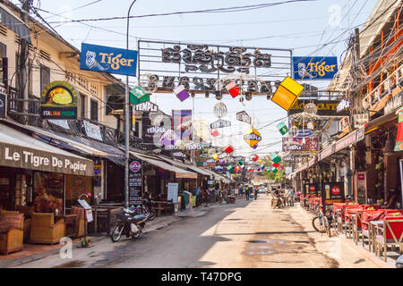 Siem Reap, Kambodscha - 14. Januar 2018: Bars und Restaurants auf der Pub Street. Dies ist eine beliebte Einkaufsstraße für Touristen. Stockfoto