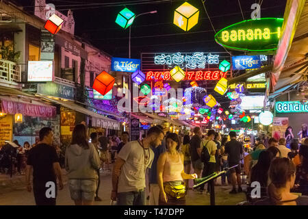 Siem Reap, Kambodscha - 15. Januar 2018: bunte Lichter, Pub Street. Die Gegend ist beliebt bei Touristen. Stockfoto