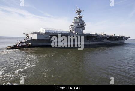 NEWPORT NEWS, Virginia (17. März 2019) USS Gerald R. Ford (CVN 78) manövriert, die von Schleppern in den James River bei Ford's drehen Schiff Evolution. Ford wird derzeit in post-shakedown Verfügbarkeit Huntington Ingalls Industries-Newport Nachrichten Schiffbau. Stockfoto