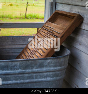 Antikes WI in Zinkwanne auf der Veranda Stockfoto