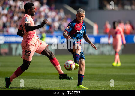 Huesca, Spanien. 13 Apr, 2019. Umtiti des FC Barcelona (23) konkurriert für die Kugel mit chimy Avila von SD Huesca (19) Während der Spanischen Liga Fußballspiel zwischen SD Huesca und FC Barcelona im El Alcoraz Stadion in Huesca am 13. April 2019. Credit: Daniel Marzo/Pacific Press/Alamy leben Nachrichten Stockfoto