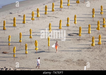 Cartagena Kolumbien, Bocagrande, Karibik Wasser öffentlichen Strand Strände, Sandwasser, Sonnenschirme gelb Vermietung, Hispanic Latino ethnischen Einwanderer immig Stockfoto