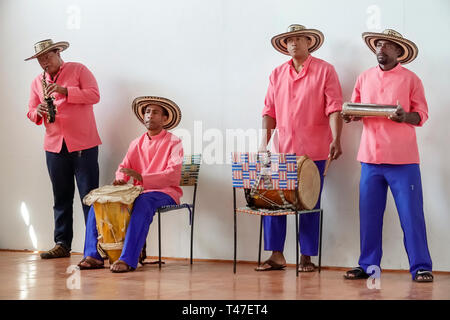 Cartagena Kolumbien, Museo Naval del Caribe, karibisches Marinemuseum, Einwohner von Hispanic, Bewohner, Männer, Männer, Band, Musiker, die spielen, Unterhaltung, Traditions Stockfoto