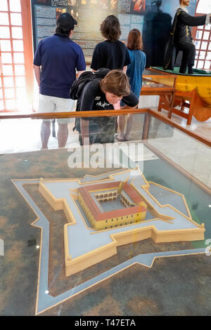 Cartagena Kolumbien, Museo Naval del Caribe, karibisches Marinemuseum, interpretative Ausstellung, maßstabsgemaßtes Modell Vitrine, junge Jungen, männliches Kind Kinder Kinder y Stockfoto