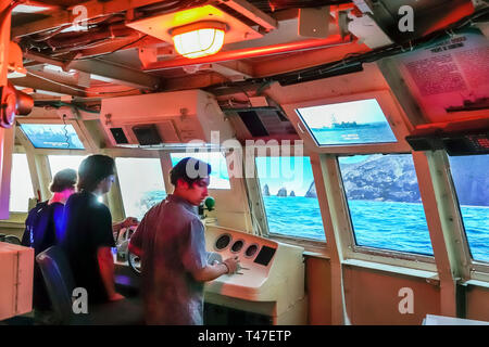 Cartagena Kolumbien, Museo Naval del Caribe, karibisches Marinemuseum, Schiffsbrückensimulator-Ausstellung, Schalter, Jungen, männliche Kinder, Kinder, Jugendliche Stockfoto