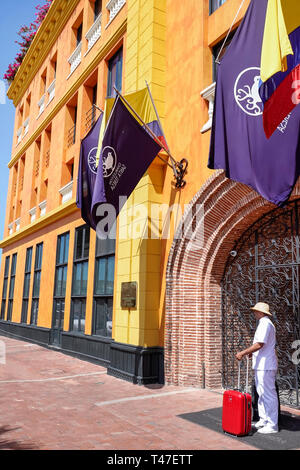 Cartagena Kolumbien, Hotel Charleston Santa Teresa, Hotel, Außenansicht des Gebäudes, Einwohner von Hispanic, Bewohner, Mann, Männer, Portier, Türsteher, COL190122053 Stockfoto