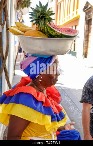 Cartagena Kolumbien, Schwarze Afrikanische Afrikanische Afrikanische ethnische Minderheit, Afrikanische Karibik Palenquera, Erwachsene Erwachsene Frau Frauen weibliche Dame, Obstlieferanten, tr Stockfoto