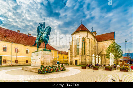 Statue von Michael der Tapfere und St. Michael Römisch-katholische Kathedrale in Alba Iulia, Siebenbürgen, Rumänien Stockfoto