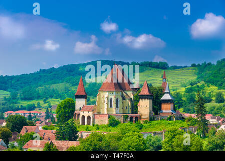 Wunderschöne mittelalterlicher Architektur von Birthälm Wehrkirche in Sibiu, Rumänien durch UNESCO-Weltkulturerbe geschützt Stockfoto