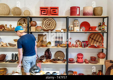 Cartagena Kolumbien, Artesanias de Colombia, Volkskunst, Kunsthandwerk, Laden, Ausstellungsverkauf, Körbe, Töpferwaren, Männer männlich, Shopping Shopper Shopper Shop Shops ma Stockfoto