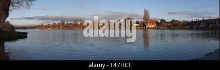 Die meare auf Dawn ist ein Winter, Damme, Suffolk, England, UK. Geheftete Panorama. Stockfoto