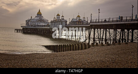 Von Eastbourne Pier in Moody Abendlicht, East Sussex, England, UK. Stockfoto