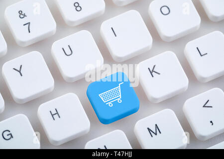 Computer Tastatur mit Warenkorb klicken. Online shopping Konzept. Stockfoto