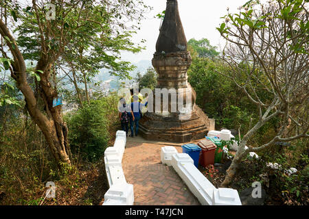 LUANG PRABANG Mount Phou Si, auch schriftliche Berg Phu Si, ist ein 100 m hoher Berg im Zentrum der Altstadt von Luang Prabang in Laos. Stockfoto