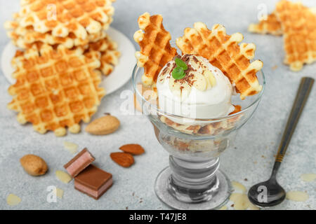 Köstliches Dessert der Belgische Waffeln, Eis, Mandeln, Schokolade und Minze. Gourmet Vorspeise. Selektiver Fokus Stockfoto