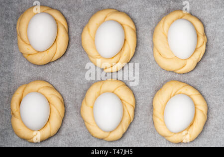 Schöne traditionelle Ostern Brötchen mit Eier, Vanille und zitronenschale eingerichtet. Urlaub backen Brot in der Form von vogelnestern. Selektiver Fokus Stockfoto