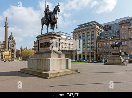 Reiterdenkmal zur Königin Victoria auf dem George Square Glasgow Schottland Großbritannien mit Reiterdenkmal zu Prince Albert rechts Stockfoto